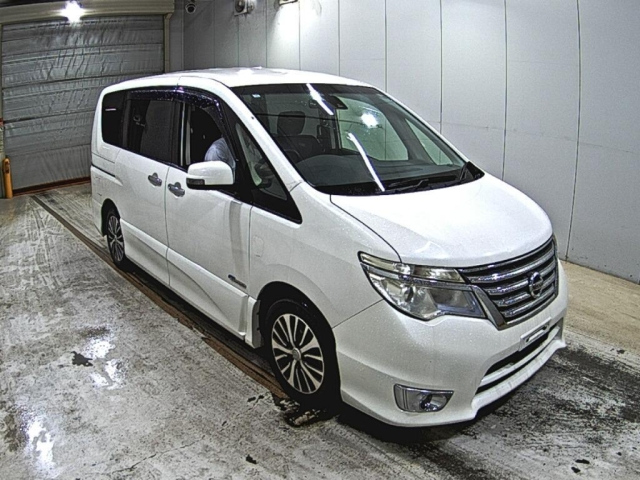 NISSAN SERENA — фото