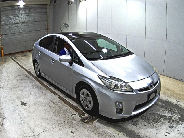 TOYOTA PRIUS — фото