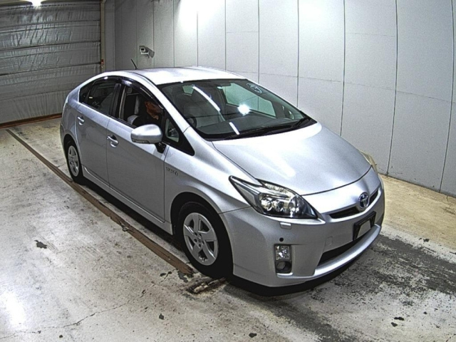 TOYOTA PRIUS — фото