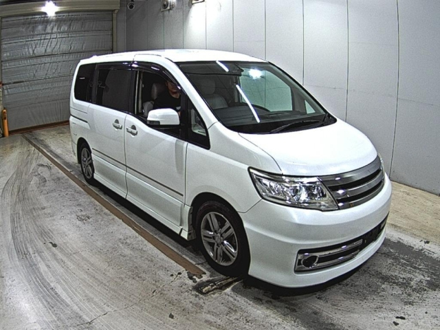 NISSAN SERENA — фото