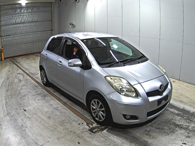 TOYOTA VITZ — фото