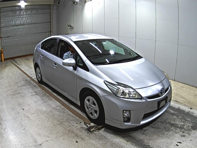 TOYOTA PRIUS — фото