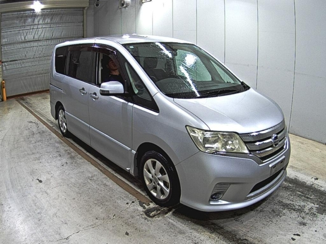 NISSAN SERENA — фото
