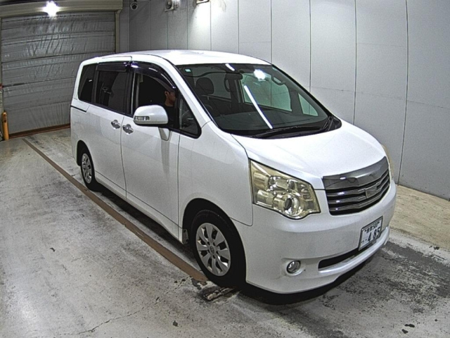 TOYOTA NOAH — фото