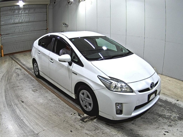 TOYOTA PRIUS — фото