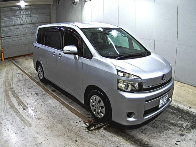 TOYOTA VOXY — фото