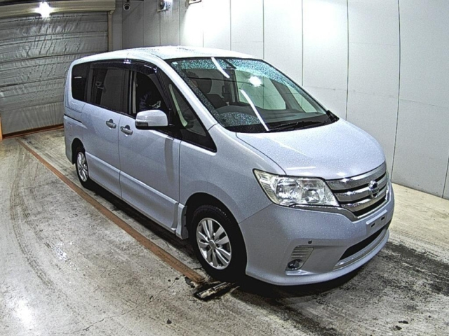 NISSAN SERENA — фото