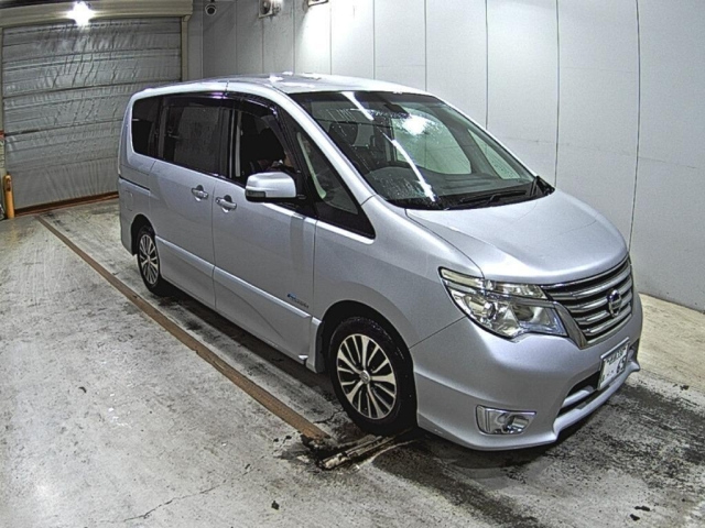 NISSAN SERENA — фото