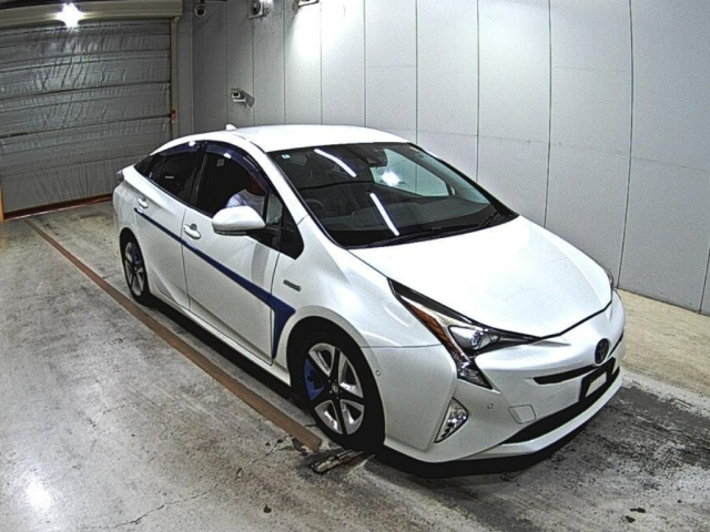 TOYOTA PRIUS — фото