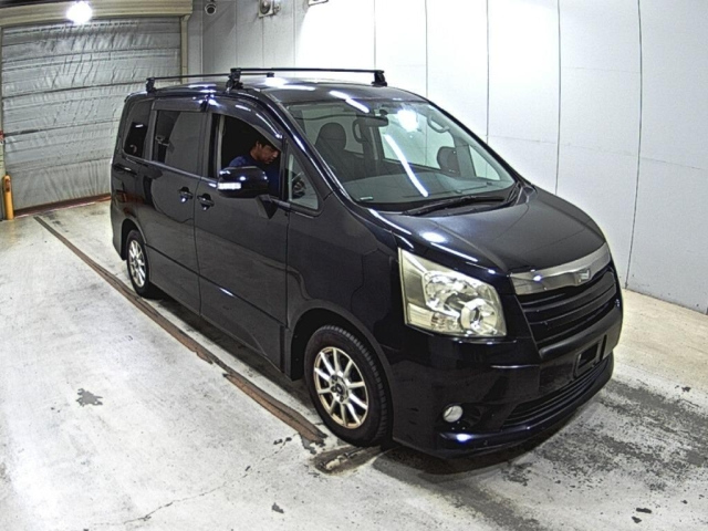 TOYOTA NOAH — фото