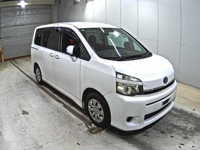 TOYOTA VOXY — фото