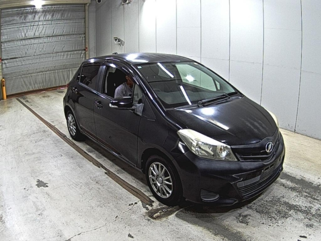TOYOTA VITZ — фото