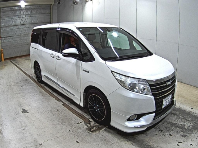 TOYOTA NOAH — фото