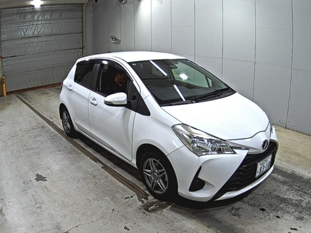 TOYOTA VITZ — фото