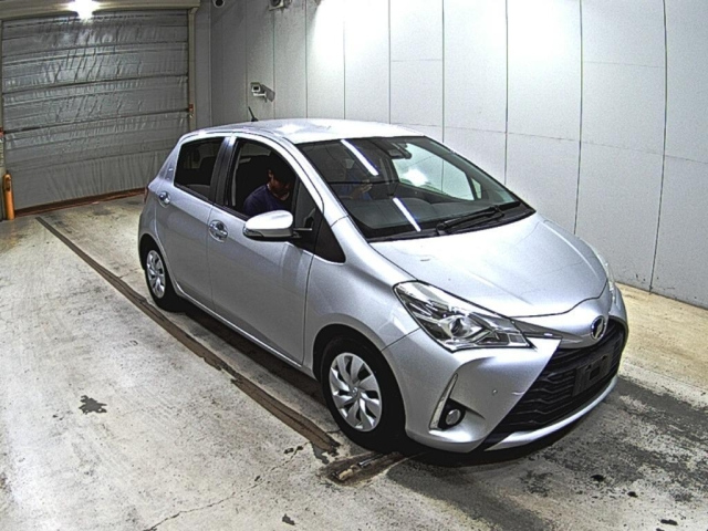 TOYOTA VITZ — фото
