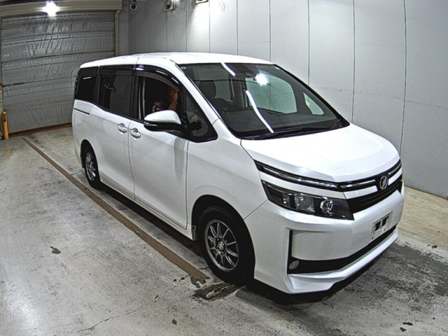 TOYOTA VOXY — фото
