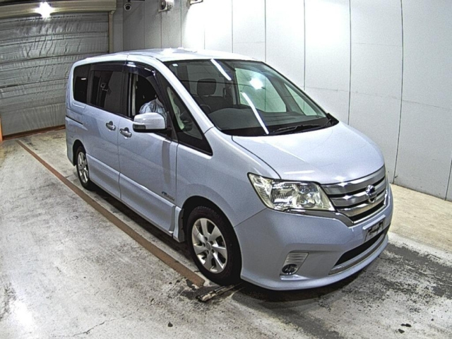 NISSAN SERENA — фото