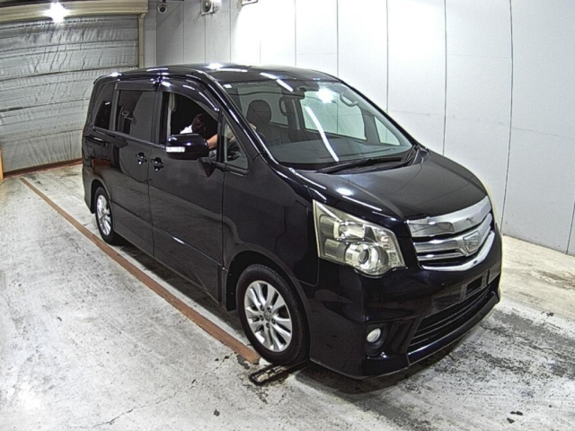 TOYOTA NOAH — фото
