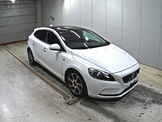 VOLVO V40 — фото