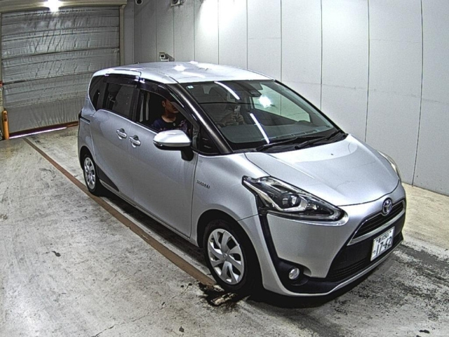 TOYOTA SIENTA — фото