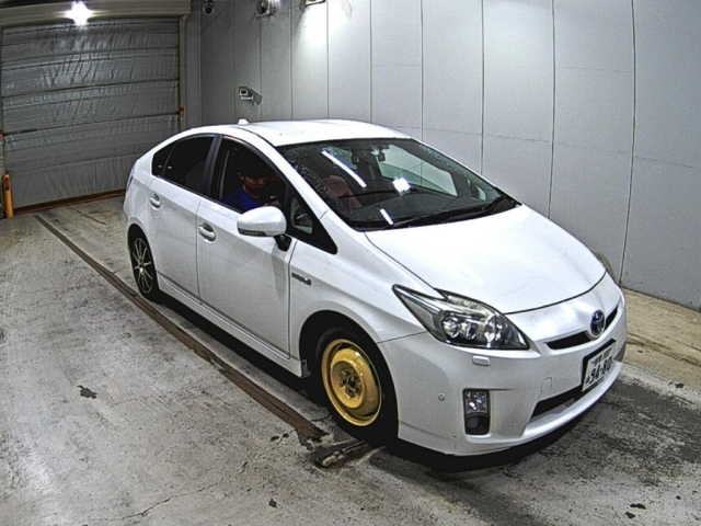 TOYOTA PRIUS — фото