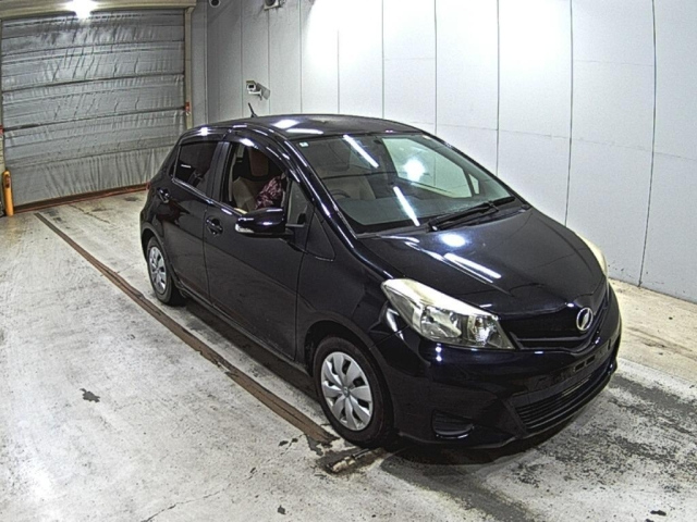 TOYOTA VITZ — фото