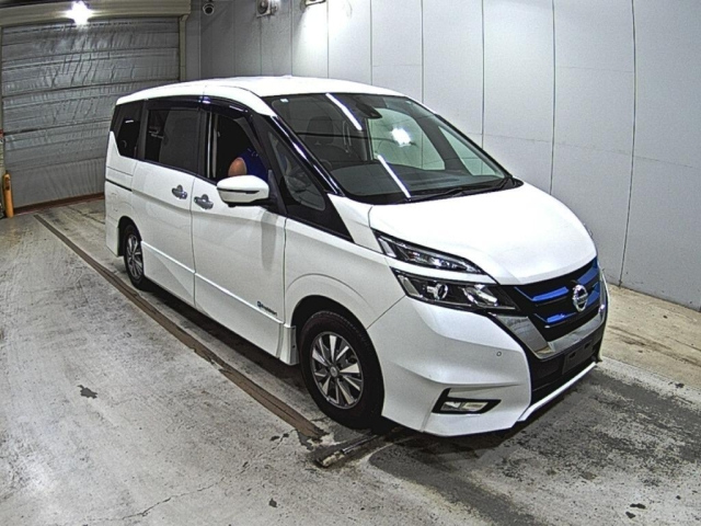 NISSAN SERENA — фото