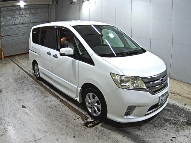 NISSAN SERENA — фото