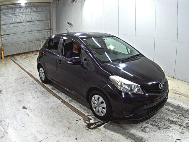 TOYOTA VITZ — фото