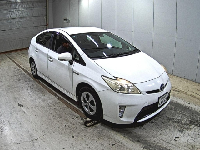 TOYOTA PRIUS — фото