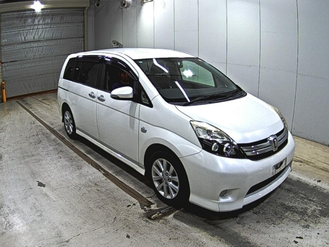 TOYOTA ISIS — фото