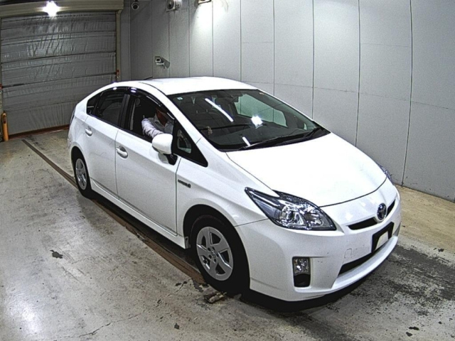 TOYOTA PRIUS — фото