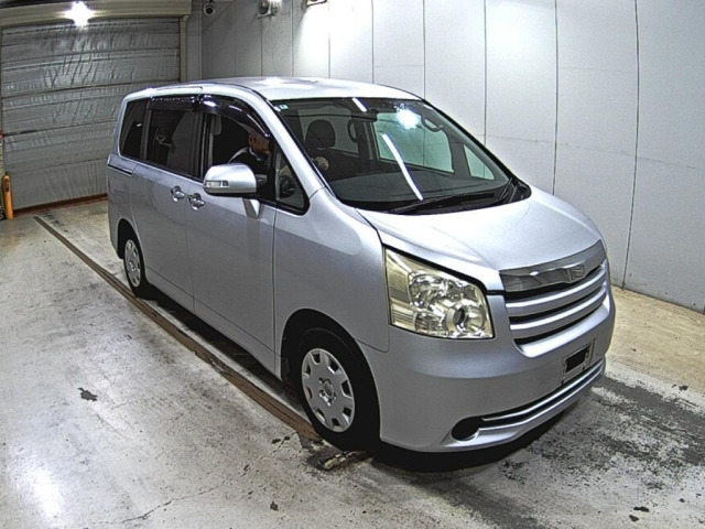 TOYOTA NOAH — фото
