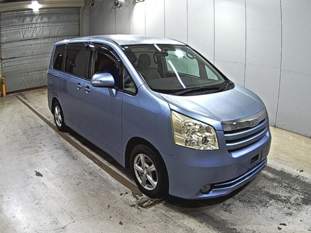 TOYOTA NOAH — фото