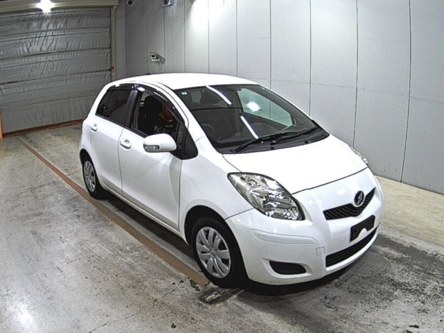 TOYOTA VITZ — фото