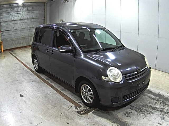 TOYOTA SIENTA — фото