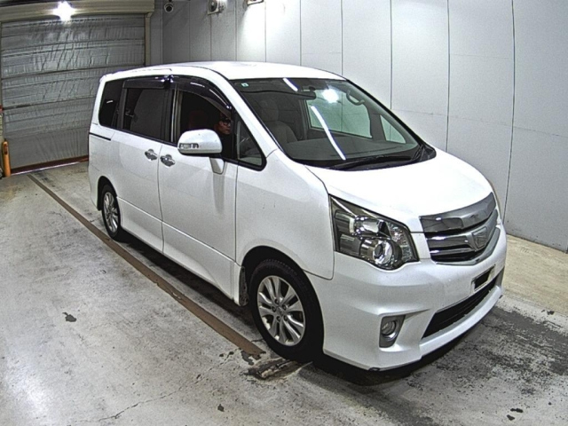 TOYOTA NOAH — фото