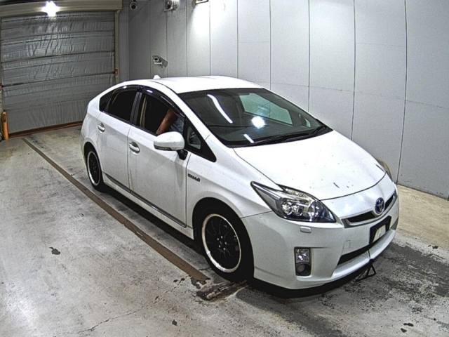 TOYOTA PRIUS — фото