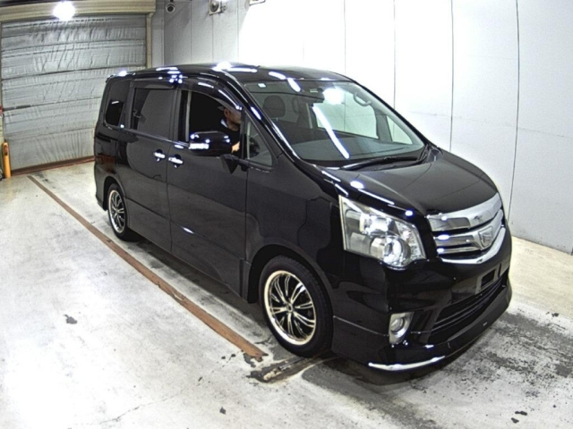 TOYOTA NOAH — фото