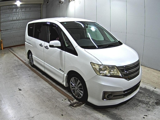 NISSAN SERENA — фото