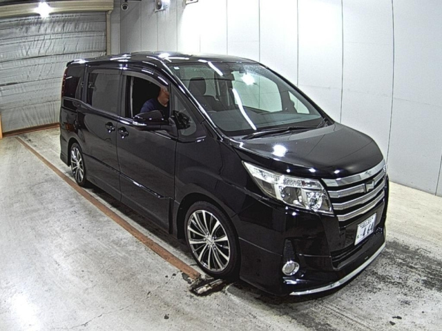 TOYOTA NOAH — фото