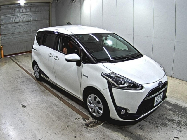 TOYOTA SIENTA — фото