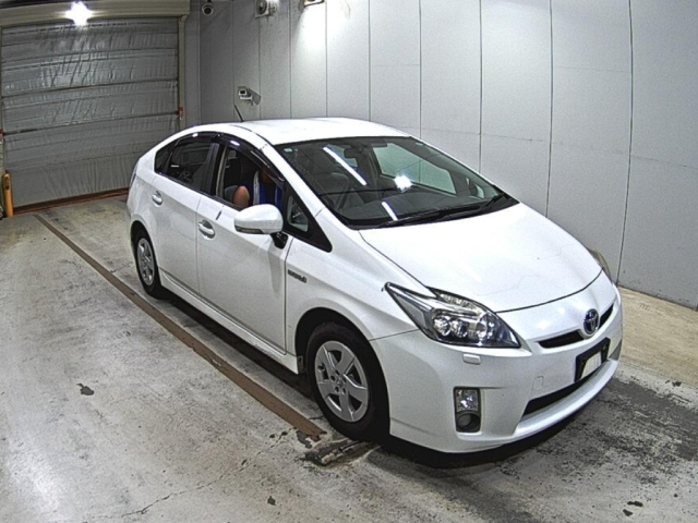 TOYOTA PRIUS — фото