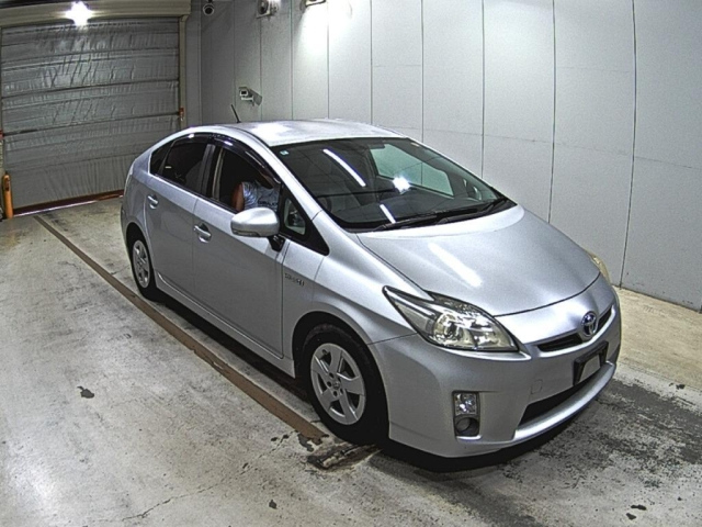 TOYOTA PRIUS — фото