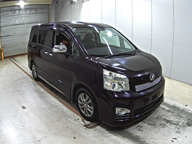 TOYOTA VOXY — фото