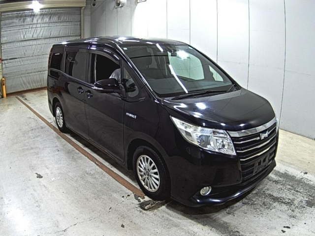 TOYOTA NOAH — фото