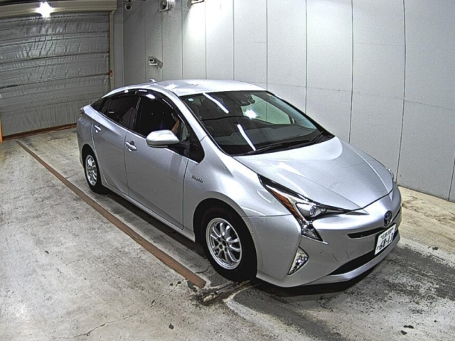TOYOTA PRIUS — фото