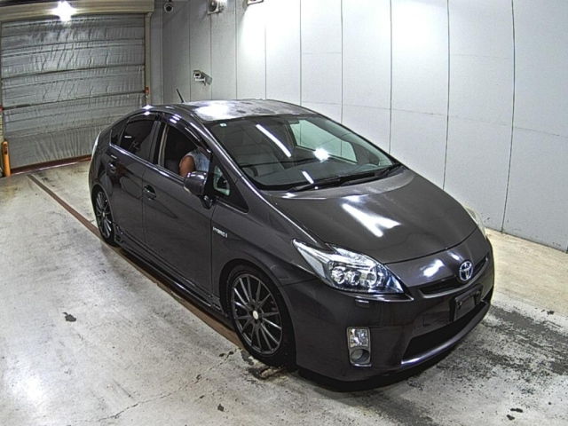 TOYOTA PRIUS — фото