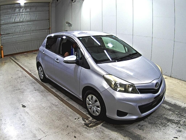 TOYOTA VITZ — фото