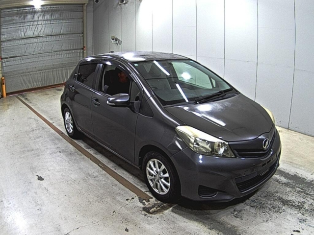 TOYOTA VITZ — фото